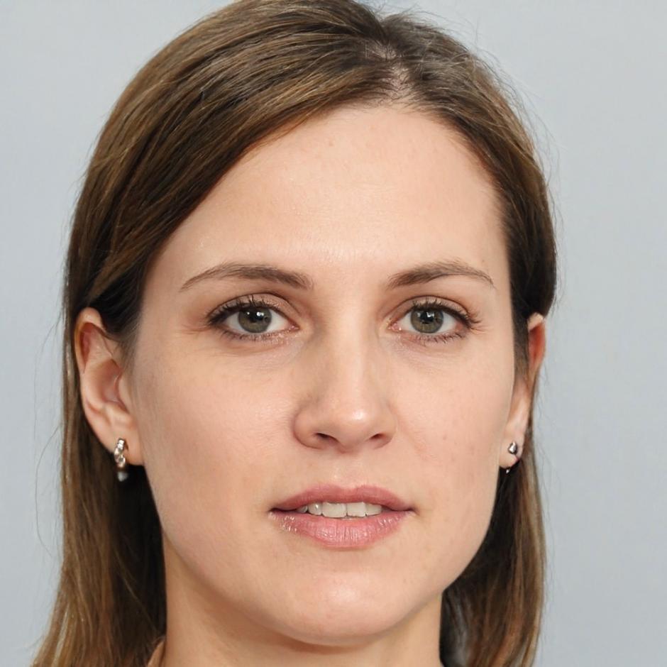 Teilnehmerin arbeitet mit Lernmaterialien am Tisch