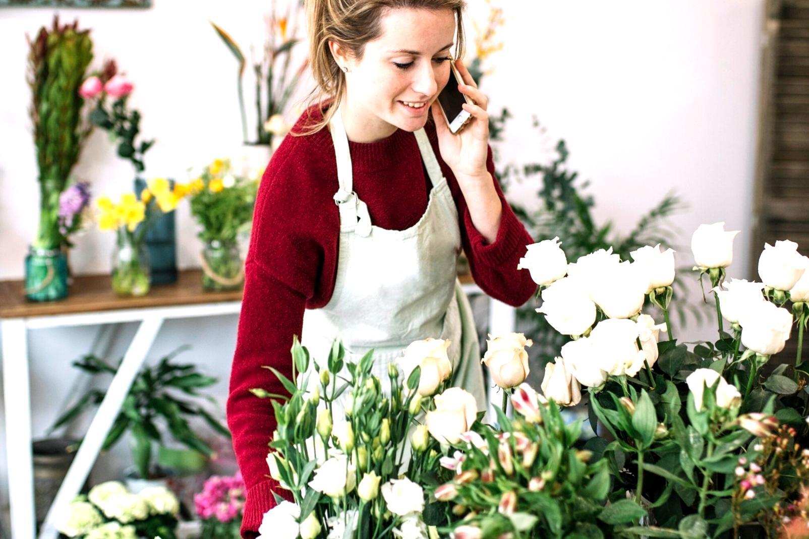 Klassische Floristik Arbeitsplatz mit frischen Blumen und Werkzeugen